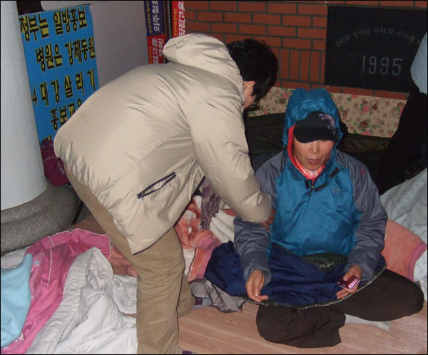 풍찬노숙...동산의료원 해고 사태  
